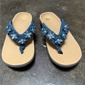 REVITALIGN Orthotic Yumi Havana Floral Sandals in Majolica Blue NWOT